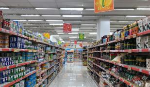 Supermarketurile din Grecia, obligate să reducă preţul la peste 50 de produse de bază. Comercianţii riscă amenzi de 5.000 de euro dacă nu respectă legea