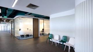 12 angajaţi ai clinicii din Capitală, acuzată că-şi minţea pacienţii ca să le ia bani, au fost reţinuţi