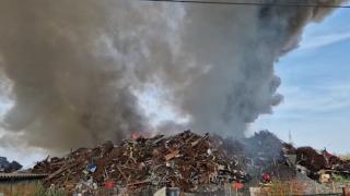 Aproape 40 de tone de deșeuri de echipamente electrice si electronice ard lângă Bucureşti. Inspectorii de mediu verifică nivelul de poluare