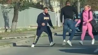Doi bărbați s-au luat la bătaie din senin în trafic, în Baia Mare. Imaginile, filmate de un alt șofer
