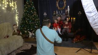 Cât costă o ședință foto cu familia de Crăciun. Studiourile, luate cu asalt de clienți
