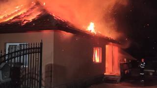 O familie din Satu Mare şi-a privit agoniseala de-o viaţă făcută scrum de incendiu în miez de noapte. Pompierii au reuşit să stingă flăcările după 2 ore