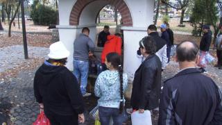 Localnicii din Câmpulung Muscel, coadă la izvoare. O avarie a lăsat fără nicio sursă de apă 30.000 de oameni: "Nu avem nimic. Suntem terminaţi"