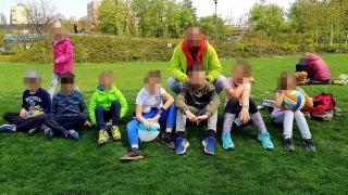 Antrenor de tenis, pornografie infantilă cu propriul copil. O poza pe fetiţa de 5 ani şi posta fotografiile pe internet