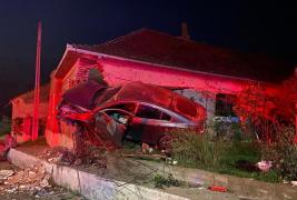 O mașină s-a înfipt într-o casă la Rătești, în Satu Mare. A trecut prin zid, a dărâmat mare parte din el și a rămas suspendată în perete