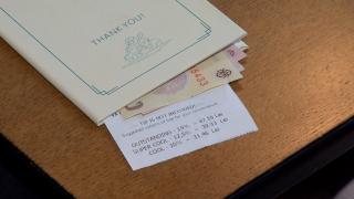 Impozitarea bacşişului se întoarce în forţă de la 1 ianuarie. De ce sunt bucuroşi de veste angajaţii din HORECA