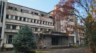 Un băiat de 13 ani, fiu de preot, a murit după ce s-a aruncat de pe clădirea fostei maternități din Drobeta-Turnu Severin. Ioan ar fi suferit din dragoste