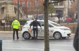 "Operaţiune specială de umplere a burţilor". Doi poliţişti din Cluj, surprinşi cum vin cu girofarul aprins la un fast food