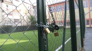 Investiţie de 43.000 de euro pentru un teren de sport impracticabil. Montarea nocturnei este întârziată, elevii sunt nevoiţi să facă orele în sală