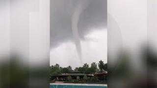 O trombă marină, cu aspect de tornadă, a semănat panică în Antalya. Întregul moment, filmat de localnici şi turişti