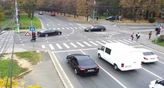 Două șoferițe și-au făcut praf mașinile, într-o intersecție din Timișoara. Accidentul a fost filmat de camere