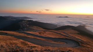 Imagini spectaculoase surprinse pe Transalpina. Apus superb de soare la cota 2000, întindere de nori văzută ca un ocean. VIDEO