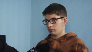 O boală cruntă îl împiedică pe Ştefan să se bucure de o viaţă normală. Singura lui dorinţă este să vadă clar chipul mamei. Şansa lui: un transplant de cornee în Italia