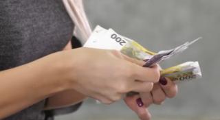 Doctoriță din Pitești, reținută pentru șpagă. Femeia a mai stat după gratii, în urmă cu 12 ani, tot pentru luare de mită