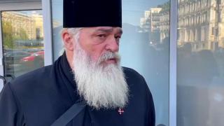 Părintele Calistrat explică pumnul dat unei femei în curtea bisericii. "Niciun regret! Mi-a sărit muştarul"
