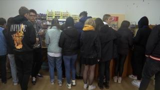 Mâncare expirată vândută lângă o şcoală din Galaţi. Unele alimente sunt interzise prin lege încă din 2008