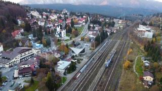 Viteza mică a trenului, avantaj pentru iubitorii de natură. Turiştii se bucură în tihnă de farmecul unei călătorii între Sinaia și Brașov