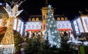 S-au deschis târgurile de Crăciun în cele mai mari orașe din țară. La Craiova, vedeta e bradul de 20 de metri