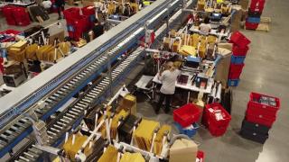 Vânzări record de Black Friday. Printre produsele speciale se numără 9 automobile, peste 2.000 de nopți de cazare, dar și 35 de tone de carne de porc