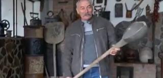 "Uriaşii, cu lingură din asta au mâncat supă". Povestea colecţionarului din Satu Mare care a strâns obiecte vechi chiar şi din anii 1700