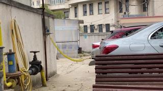 În saloane e întuneric, iar în curte medicii îşi încarcă maşinile electrice gratis. Situaţie uluitoare la un spital din Bucureşti