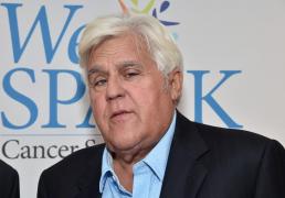 Jay Leno a ajuns de urgență la spital cu arsuri la față, după ce o mașină a luat foc din senin, în garajul lui de lux