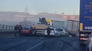 "Bine că am scăpat toţi fără moarte!" Doi oameni au ajuns la spital, după ce 11 maşini au fost implicate într-un carambol pe Autostrada Transilvania