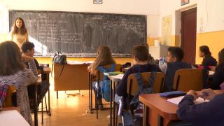 Numărul mamelor minore din România, în continuă creştere. Cum începem educaţia sexuală la copii