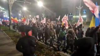 35 de ani de la revolta anticomunistă de la Braşov. Zeci de oameni au cântat şi au defilat pe străzile oraşului
