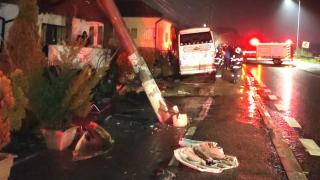 Autocar cu 16 pasageri, accident în Vâlcea. Şoferul a pierdut controlul volanului şi a intrat într-un TIR