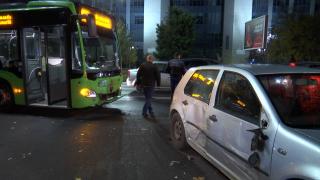 Autobuz STB, accident violent în centrul Capitalei, după ce un șofer începător a vrut să intre cu mașina în parcarea Bibliotecii Naţionale