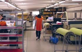 O fabrică din România se pregăteşte de zor să bucure zeci de mii de copii, de Crăciun. "Lucrăm la foc continuu"