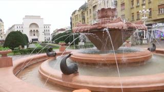 Fântâna din centrul Timişoarei seamănă acum cu o "oală de sarmale". Reablitarea de 130.000 de euro a durat 3 ani