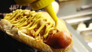 Hot dog de lux la un târg de Crăciun din Elveția, cu carne de vită Kobe, trufă albă şi spumă de șampanie. Cât costă