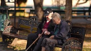 Pensionarii cu venituri de până la 3.000 de lei vor primi ajutoare financiare, pe lângă creşterea pensiilor cu 12,5%. Beneficiile anunțate de coaliția de guvernare