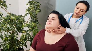 Tiroidita Hashimoto, o boală autoimună greu de diagnosticat. Simptome, riscuri şi tratament