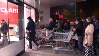 Cozi la ulei şi carne de porc, la deschiderea unui supermarket din Capitală. Oamenii s-au pus la cozi de la 5 dimineața să vâneze ofertele