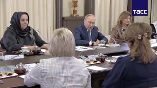 Vladimir Putin, înconjurat de mamele soldaţilor ruşi care luptă în Ucraina: Nu regret nimic, dar vă împărtăseşc suferinţa