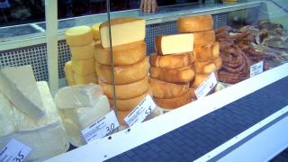 Produsele tradiţionale s-au scumpit cu aproape 50%. Fermierii dau vina pe preţurile la motorină sau curent