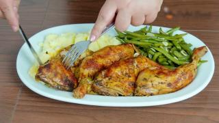 Românii ies tot mai rar la restaurant şi mănâncă mai puţin. Cum au fost adaptate meniurile după explozia preţurilor