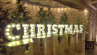 Vitrinele cu povești. Magazinele din România apelează la decoratori profesioniști pentru a se pregăti de sărbătorile de iarnă