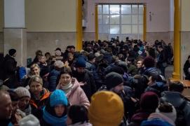 După ce au sărbătorit în stradă eliberarea Hersonului, ucrainenii au luat calea exodului. Terorizați de bombardamente, fug unde văd cu ochii: "Îi urăsc"