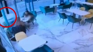 Un şofer a intrat în plin cu maşina într-o cofetărie din nordul Angliei. Doi oameni au fost răniţi