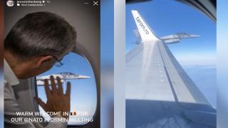 Momentul în care Jens Stoltenberg este escortat de F-16 în spațiul aerian românesc. Șeful NATO a postat imaginile. VIDEO