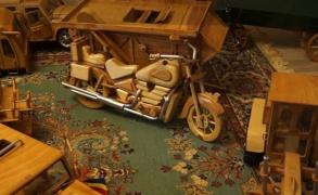 "Geppetto de România" trăieşte la Bistriţa. Bunicul Luca creează zeci de jucării din lemn şi-i face pe copii să viseze în prag de sărbători