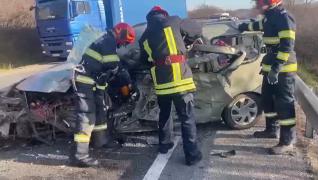 Autobasculantă încărcată cu sare, impact frontal înfiorător pe DN1, în Cluj. O femeie a murit pe loc