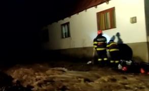 "E nenorocire. Îşi bat joc de noi". Zeci de gospodării au fost inundate, după ce o conductă de apă s-a spart, în Caraş-Severin