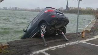 Un șofer din Constanța și-a găsit mașina căzută în lac, dar nu i-a lăsat pe pompieri să o scoată din apă. A chemat o firmă de tractare