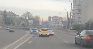 "Lua clienţi aiurea, nu ştim de ce e în stare". Un fals taximetrist din Satu Mare, oprit abia după ce poliţiştii l-au blocat cu autospecialele