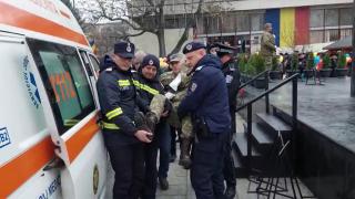 Un militar a leșinat la parada din Vaslui, în timpul oficierii slujbei religioase. Pompierii l-au dus pe brațe la ambulanță